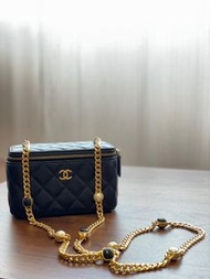 !!耐用過皮鏈!! 全新 Chanel 22B 黑色羊皮寶石鏈子長盒子 Chanel 22B black lambskin long vanity with chain