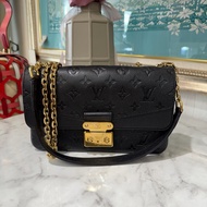 LV 黑牛皮壓紋Marcrau金釦下蓋內雙層肩斜背鏈包M46200