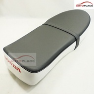 สกีนตัวอักษร เบาะยาว ขาว เทา พื้นเหล็ก HONDA CUB C50 C100 C102 C105 CA100 CA102 // เบาะมอเตอร์ไซค์สี