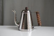 (新到貨)【日本製KALITA 不鏽鋼手沖壺1.0L Wave Pot鶴嘴波浪紋原木把滴漏壺  鶴嘴手沖壺】