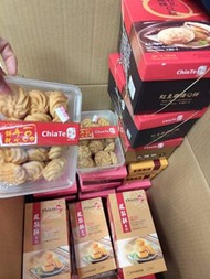 📣📣台灣佳德糕餅 現貨！📣📣台灣人氣佳德糕餅，全台只有一家門市，由1975年創立到現在。還在大家偶爾也會去買佳德的糕點過過口癮。現在去佳德已經要打蛇餅排上一個小時才能買到了（太好味）！佳德鳳梨酥皮薄餡