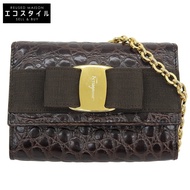 กระเป๋าสะพายไหล่ขนาดเล็ก Salvatore Ferragamo Vara Ribbon Embossed Leather Chain Mini Bag สีน้ำตาล มื