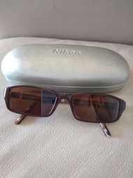 減價 。 O42  播道醫院視像中心配的 NIKON太陽眼鏡（近視防紫外光特薄鏡片）連NIKON盒  1680元有單証明。保存新淨