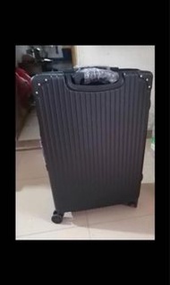 全新30吋黑色行李箱，$300全新，42x24x69cm