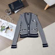 ❤️CHANEL 2023年 黑白條紋V領針織開衫 別緻logo鈕扣