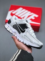 NIKE Zoom Vomero 5