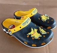 New!Crocs X Pokémon/Pikachu/比卡超十万伏新款成人經典版涼鞋/洞洞鞋/沙灘鞋/泳池鞋，原廠倉直出。中意嘅歡迎pm,thx