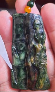 花青翡翠，玉質堅硬，紅黃白綠4色，老玉種，翡翠掛件，刻畫有鳳凰，如意，竹節等，代表好意頭，事事如意，祝捷勝利，已穿繩子