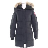 CANADA GOOSE) Mackenzie 派克大衣 2302JL，成色極佳。這款羽絨外套帶帽、毛領和品牌標誌貼片。尺寸：小號，海軍藍。加拿大製造。正品。女款。