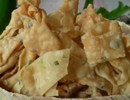 Kripik Bawang Pangsit 125gr Cemilan Pangsit Daun Jeruk - Cemilan Kripik Bawang Kiloan Snack