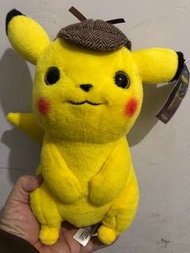 正版有授權2019名偵探皮卡丘玩偶16.5*23公分Pokémon Pikachu 神奇寶貝 精靈寶可夢 電影 偵探 皮卡丘 絨毛娃娃 玩偶