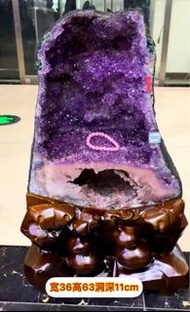 極度收藏粉晶紫晶洞🌸🌸，大大個37.25點公斤接近38，顏色亮麗水晶底共生粉紅色水晶共生，極度稀有，🌸雙洞奇石。極度招財💰💰精緻🫶🏾，放在辦公室💴極度招財朝貴人，人緣佳，同事們合作好，生意順風順水✨✨