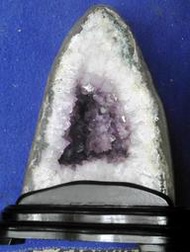 紫水晶洞 附底座 約5800公克 (含木座)