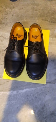 Dr. Martens 黑色皮鞋