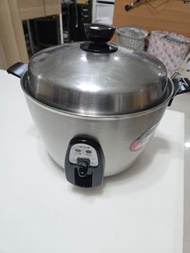 二手TATUNG/大同電鍋TAC-11KN不銹鋼電鍋飯鍋11人份。內外都不繡鋼喔。功能正常。附電線。乾淨