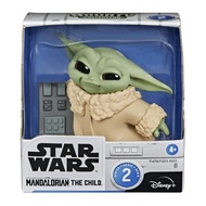 Hasbro Star Wars The Bounty Collection The Mandalorian The Child “Baby Yoda” Touching Buttons Pose Figure ฮาสโบร สตาร์ วอร์ส แมนดาโรเลี่ยน หุ่นโมเดลฟิกเกอร์ เบบี้ โยดา ขนาด2.2 นิ้ว(5.5ซม.) ลิขสิทธิ์แท้
