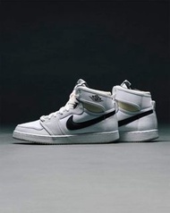經典鞋款💖帥氣登場🔥✨✨✨✨✨✨✨✨Jordan 1 KO  👟 白灰黑快來看看這款高回頭率的 AJKO 1。在不透露任何設計秘密的情況下 (我們喜歡小小的神秘感)，新品採用合成皮革和帆布的混搭設計，重新演繹 Michael Jordan 首雙經典鞋款。這雙運動鞋忠於 1985 年原版設計，鮮明的隨興風格，加上以清新的黑白配色為主軸，將贏得忠實粉絲和全新運動鞋迷的認可。⚠️全新日本公司貨🌎需要2~3週的工作天唷💪