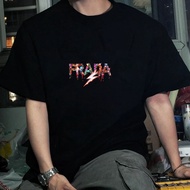 Kaos T - Shirt Pria Prada, Motif Teks “PRADA” Warna Warni, Pengiriman Gratis & COD