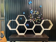 รังผึ้งไม้สัก 6 ช่อง  ใหญ่ ขนาดรวมประมาณ 118*50*10 cm. ชั้นวางของแขวนผนัง  รังผึ้งแขวนผนัง ชั้นวางแค