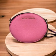 出國方便攜帶 MARC JACOBS Rewind Oval 雙層拉鍊斜背圓餅包(粉)