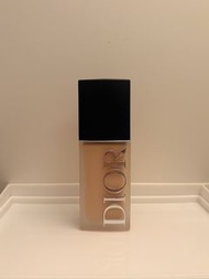 Dior 恆久貼肌柔霧粉底液
