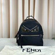 芬迪Fendi黑金佈面金色眼睛小怪獸雙肩包 休閒百搭的一款包包 小怪獸的設計感更增加了靈動感 容量實用 日常百搭