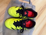 Adidas Predator 兒童足球鞋