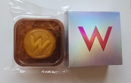 W Hotel 流心奶黃月餅一個 交換 奇華三黃纯白蓮蓉月餅一個