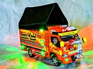 Truk oleng/ Truk oleng full lampu/ Mobil oleng/ Miniatur truk oleng/ Miniatur truk/ Mobil truk miniatur/ Mainan truk oleng/ Mobil anak murah truk oleng/ Mobilan truk oleng/ Mainan anak laki laki/ Miniatur truk murah/ Miniatur truk oleng kayu/ Mobil mainan