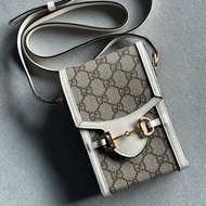 GUCCI古馳Horsebit 1955白色老花Logo馬銜扣斜背手機小包