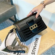 Tuia Xách Nữ Túi Đeo Chéo Mác V Phối Dây Xích Sang Xịn Tặng Kèm Khăn H03