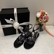 CHANEL 香奈兒《全新》山茶花黑色平底涼鞋 36.5號｜經典CC Logo｜專櫃全配｜台灣購證