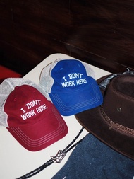 I DONT WORK HERE TRUCKER CAP