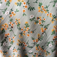 Kain katun rayon motif bunga kecil-kecil