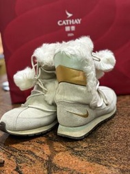 Nike 絕版米白球球雪靴