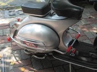 旭東店..VESPA 偉士牌 進口鴨母.S.SV.後保桿[紅色][藍色].[含馬腳.後固定鐵] 