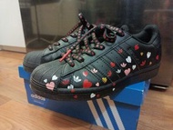 Adidas SuperStar黑色心形圖案