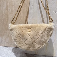 CHANEL 24N 毛絨絨鏈條半月包 芯片款