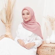 Kerudung Hijab Segi Empat Bella Square Polos Jahit Tepi Neci Harian Lembut Warna Peach 115x115 Polyc