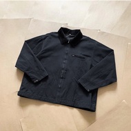 Carhartt Cleanfit เสื้อแจ็กเก็ตแบบมีปก Workwear แบบหลวม J97พิมพ์ลาย “Detroit