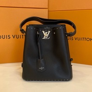 LV  Lockme Bucket 全皮黑色 水桶包  尺寸約25*15*27cm