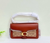 รับประกันแท้💯 New Shop Tabby Chain Clutch In Signature CE774