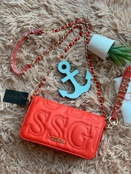 กระเป๋าสะพาย GUESS FACTORY WOMENS Crossbody Bag กระเป๋าสะพายข้าง เก็บสายถือเป็นทรงคลัชท์ได้ ลายโลโก้