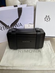 全新真品 RIMOWA與DIOR 聯名同款的黑色基本款鋁合金 斜背 手拿包 現貨