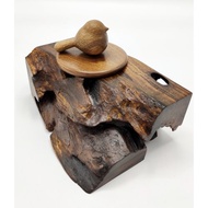 有雀的木碗。手工雕刻的雀。