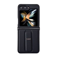 全城熱賣 - 適用於三星 Galaxy Z Flip6 碳釺維摺疊貼皮手機殼帶支架（黑色）
