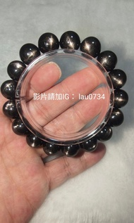 頂級 金運石手串11MM 稀有完整表皮 無礦缺 招
財闢邪防小人,提升偏財運氣 驅散負能量 提升
運氣 #金運石 #銀曜石 #金曜石 # 黑曜石 #黑碧曬 #黑髮晶 #招財 #綠幽靈 #超七 #極光2