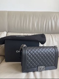 Chanel Boy 28 cm黑色銀扣，95%新