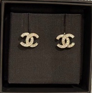 Chanel earrings 經典 cc logo 淡金 銀色 gold silver 閃石 耳釘 耳環 水鑽 雙c 26c 26p 26s 26v classic 禮物