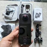 Insta360 X4 Air 8K全景運動相機，機身鏡頭完美無磕無碰無劃痕。行貨機 騎行套裝，大力夾 自拍桿 胸帶 內存卡  頭盔下巴支架 肩夾3m膠配件齊全